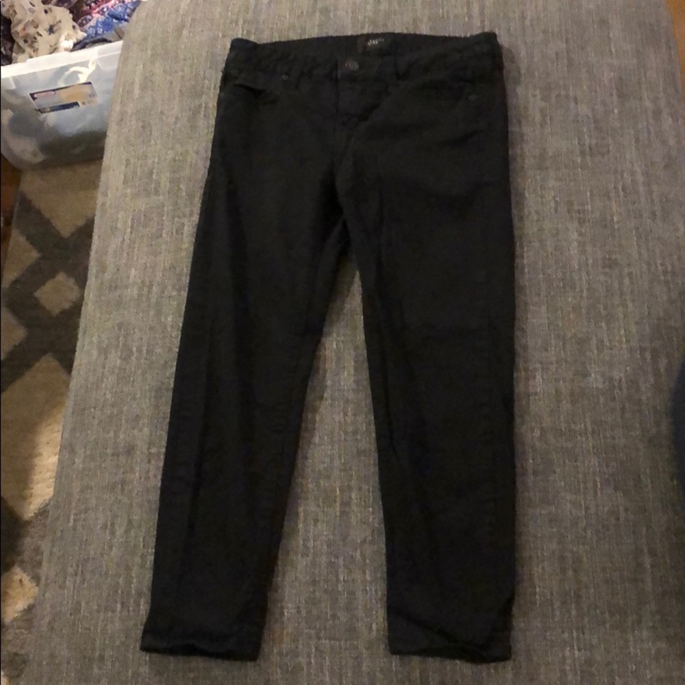 Black Capri pants